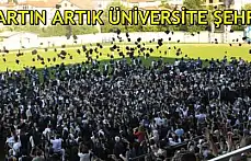 Üniversitede mezuniyet coşkusu