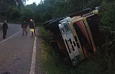 Virajı Alamayan Kamyon Devrildi