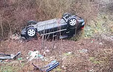 Yağmurda kayıp şarampole yuvarlandı