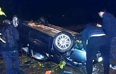 Yola Devrilen Ağaca Çarpan Otomobil ters döndü