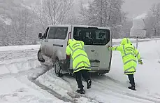 Yolda kalanların imdadına jandarma koştu