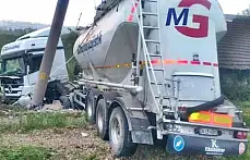 Yoldan çıkan tanker elektrik direğine çarptı