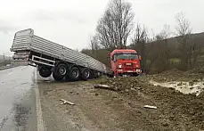 Yoldan çıkan tır şarampole devrildi