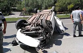 Karşı şeride geçip tıra çarptı