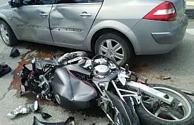 Motosiklet iki otomobil ile çarpıştı