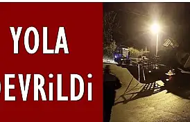 Paletli vinç kayarak yola devrildi