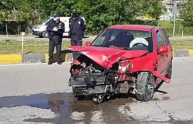Park halinde bulunan tıra çarptı