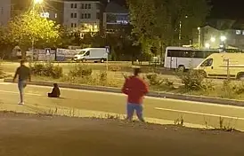 Yolun ortasına oturdu