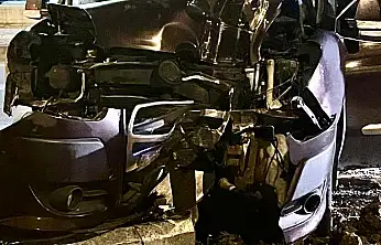 Alkollü sürücü direğe çarptı