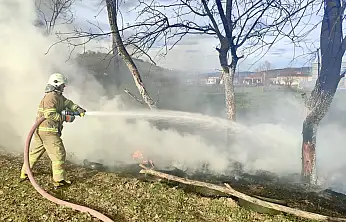 Arazide yakılan ateş lastiklere sıçradı