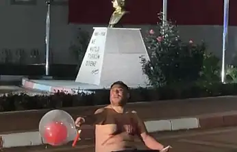 Belediye önünde yarı çıplak eylem