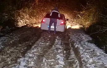 Çamura saplanan araçta mahsur kaldılar