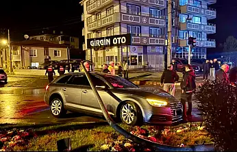 Çarptığı direk üzerine devrildi