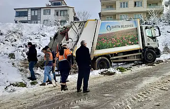 Çöp kamyonunun arkasında sıkıştı