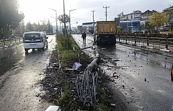 Damperli kamyon kontrolden çıktı