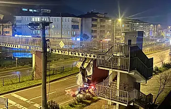 Eşyalar üst geçide takıldı