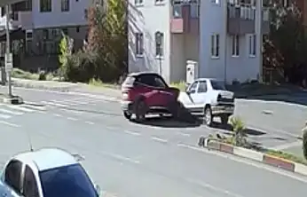 İki araç çarpıştı, 3 yaralı