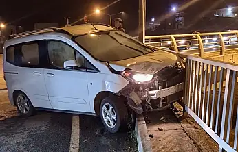 İki araç çarpıştı, korkuluklar faciayı önledi