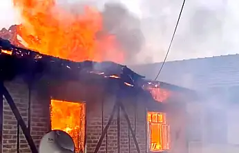 İki katlı evi alevler sardı