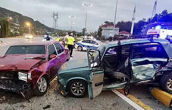 Karaçay'da iki araç çarpıştı