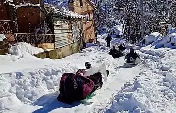Köyde kadınların kar keyfi