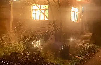 Mahallede gece yarısı yangın çıktı