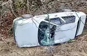 Otomobil Şarampole Yuvarlandı