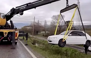 Otomobil su kanalına düştü