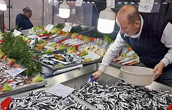 Oynuyor balık, tezgahlar kalabalık