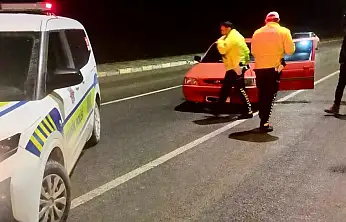 Polis ihbar edilen aracın önünü kesti