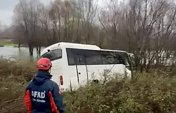 Servis minibüsü yoldan çıktı