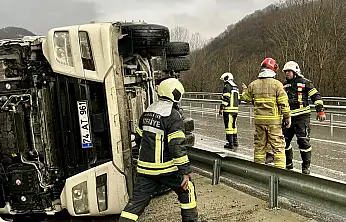 Son dakika, tır devrildi