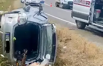 Takla atan araç yol kenarına devrildi