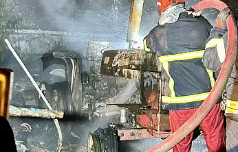 Yıldırım düştü, iki araç yandı