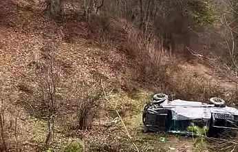 Yoğun siste şarampole yuvarlandı