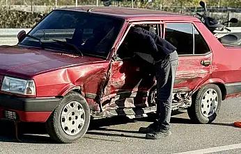 Yolcu minibüsü ile otomobil çarpıştı