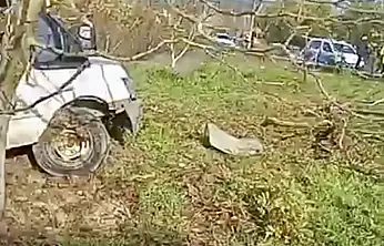 Yoldan çıktı, metrelerce sürüklendi