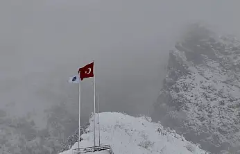 Zirvede kar manzarası