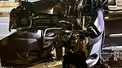 Alkollü sürücü direğe çarptı