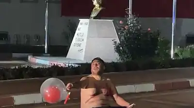 Belediye önünde yarı çıplak eylem