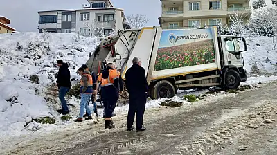 Çöp kamyonunun arkasında sıkıştı