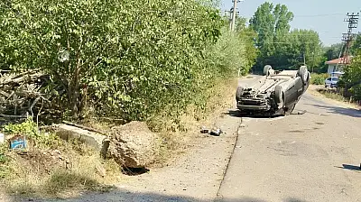 Direğe çarpan araç takla attı