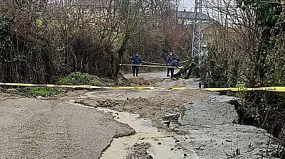 Heyelan nedeniyle yol ulaşıma kapandı