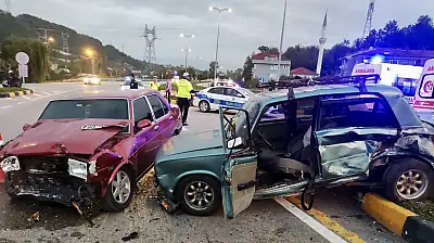 Karaçay'da iki araç çarpıştı