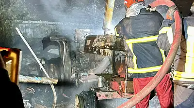 Yıldırım düştü, iki araç yandı