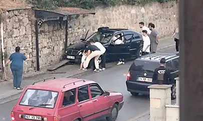 Belediye Durağına Çarptı!