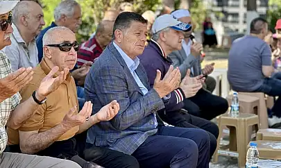 Dualar edildi, mezarlıklar çiçeklendi