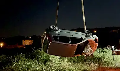 Ekipler kaza yapan aracı aradı