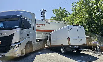 Feci Kaza: Minibüs Tankere Çarptı