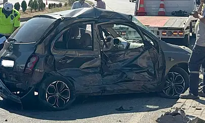 Karşı şeride geçen araca kamyonet çarptı